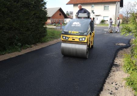 ASFALTIRANJE CESTE BEGUNJE 04 FOTO LJUBO VUKELIČ